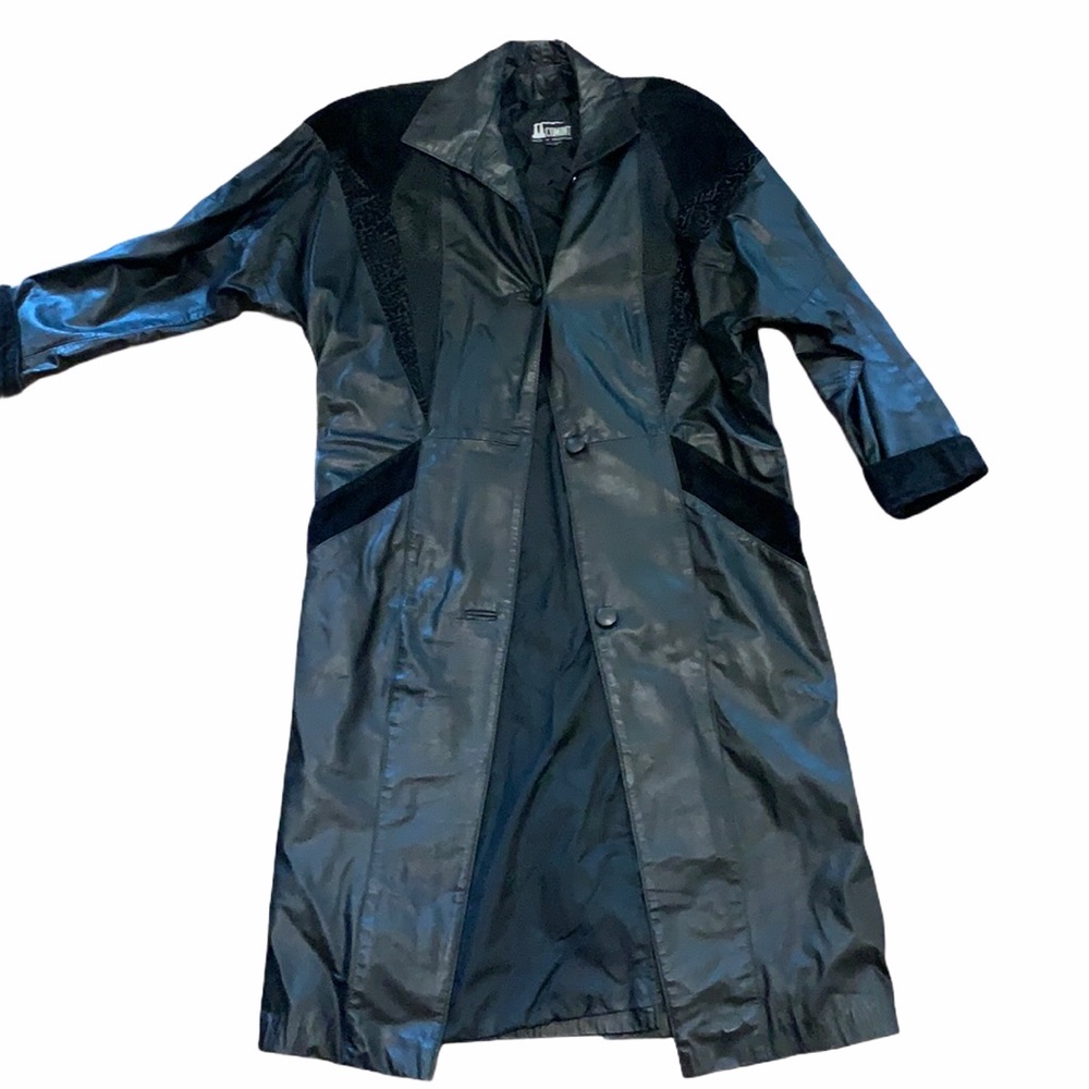 Sleek Black Trench Coat with Classic Lapel
